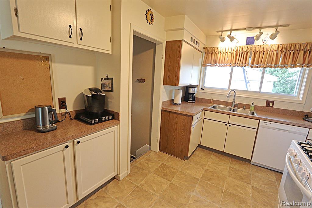 8554 WINSTON Lane, Dearborn Heights, MI 48127 — Photo 10