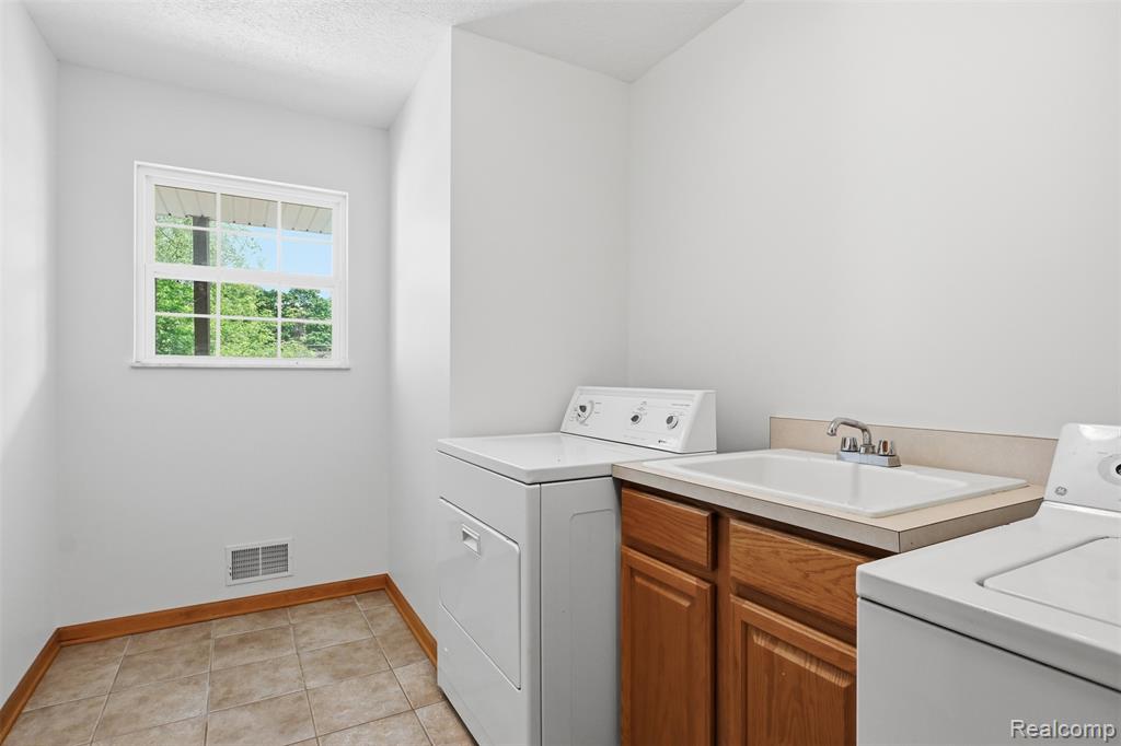 4482 Pleasant Valley Road, Brighton, MI 48114 — Photo 14
