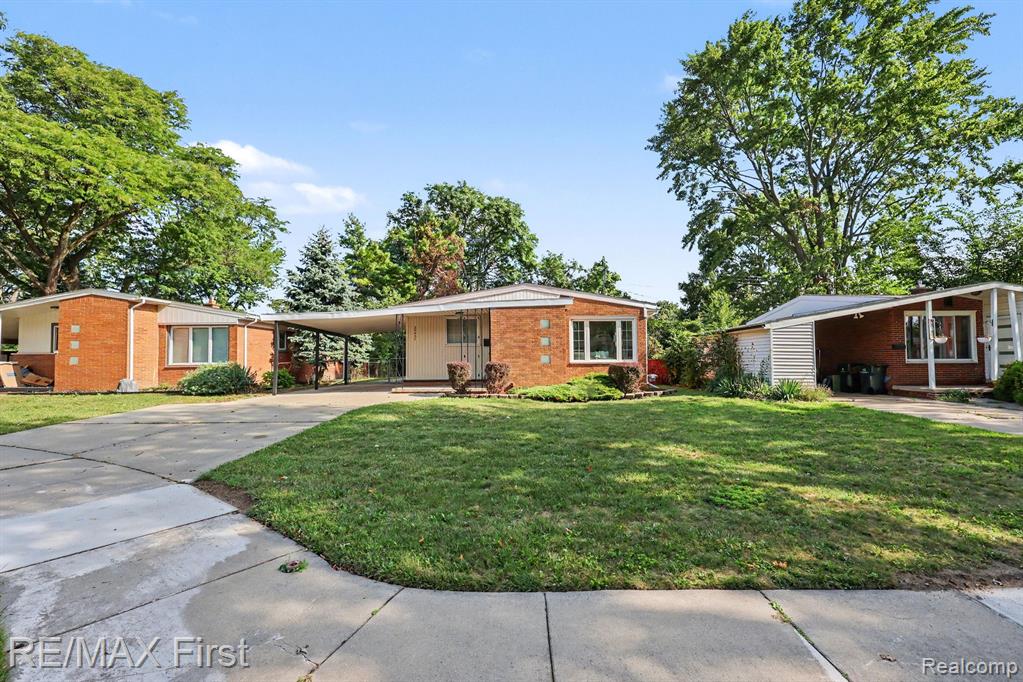 22437 Sunnyside Street, Saint Clair Shores, MI 48080