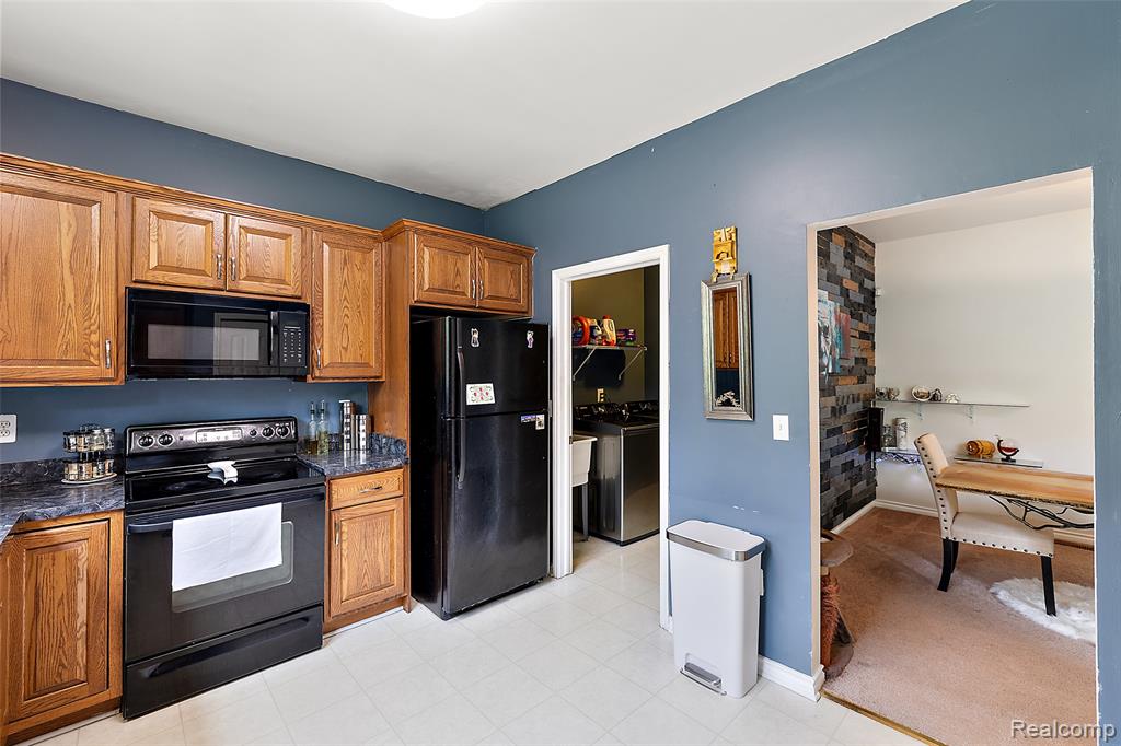 19208 W 11 Mile Road, Lathrup Village, MI 48076 — Photo 31