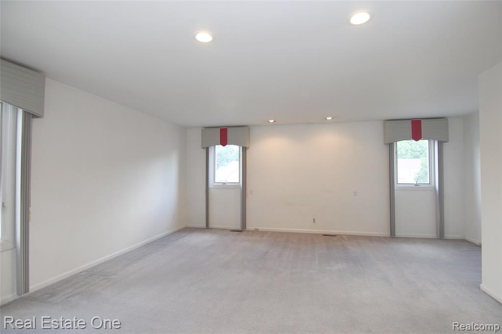 5590 GREENBRIAR Drive, West Bloomfield, MI — Photo 20