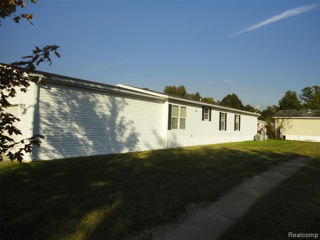 484 Lochgair Street, Temperance, MI 48182 — Photo 16