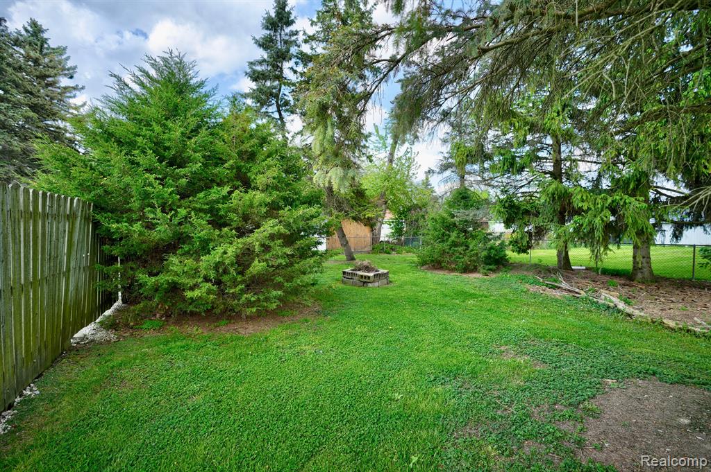 6154 Roberta Street, Burton, MI 48509 — Photo 34
