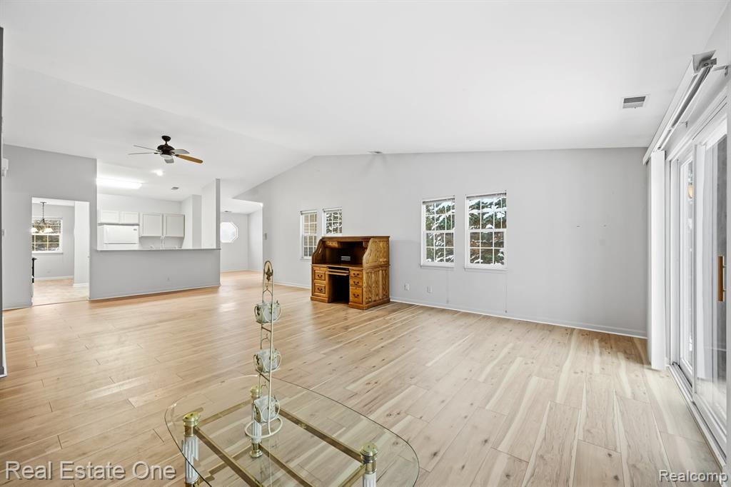 4885 Oak Hill Drive, 20, Waterford, MI 48329 — Photo 7
