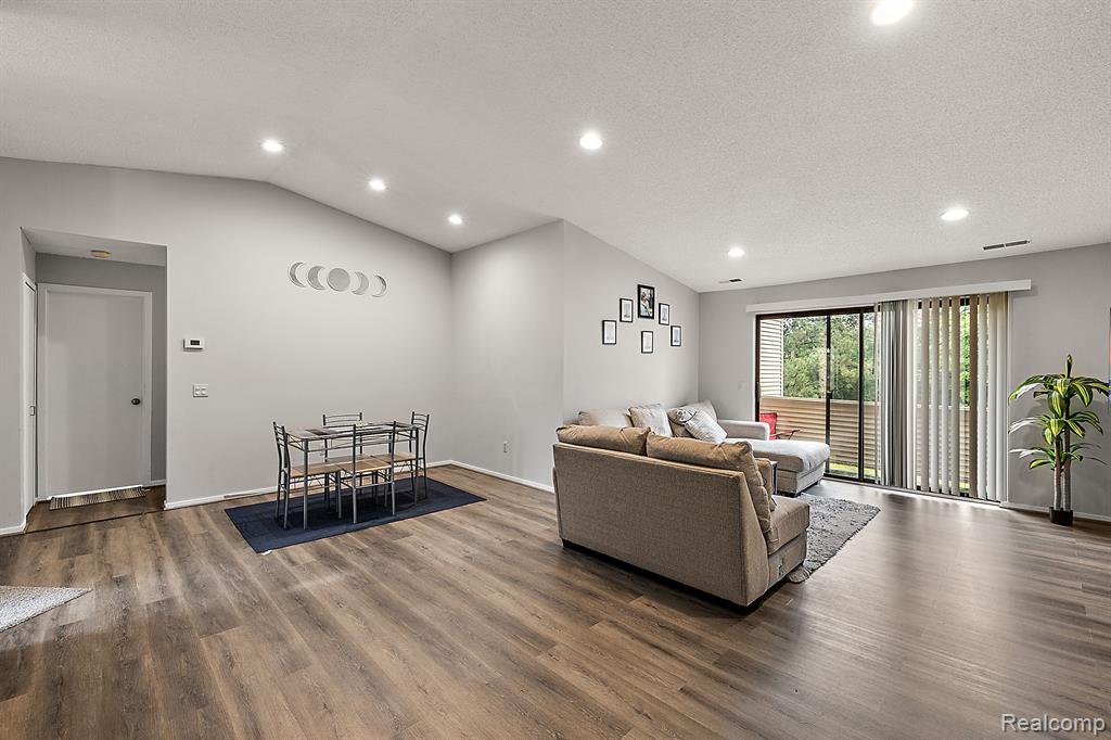 6660 RIDGEFIELD Circle, Unit #204, West Bloomfield, MI — Photo 6