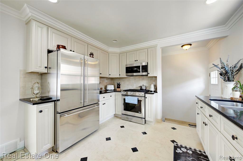8126 Dale Street, Dearborn Heights, MI 48127 — Photo 27