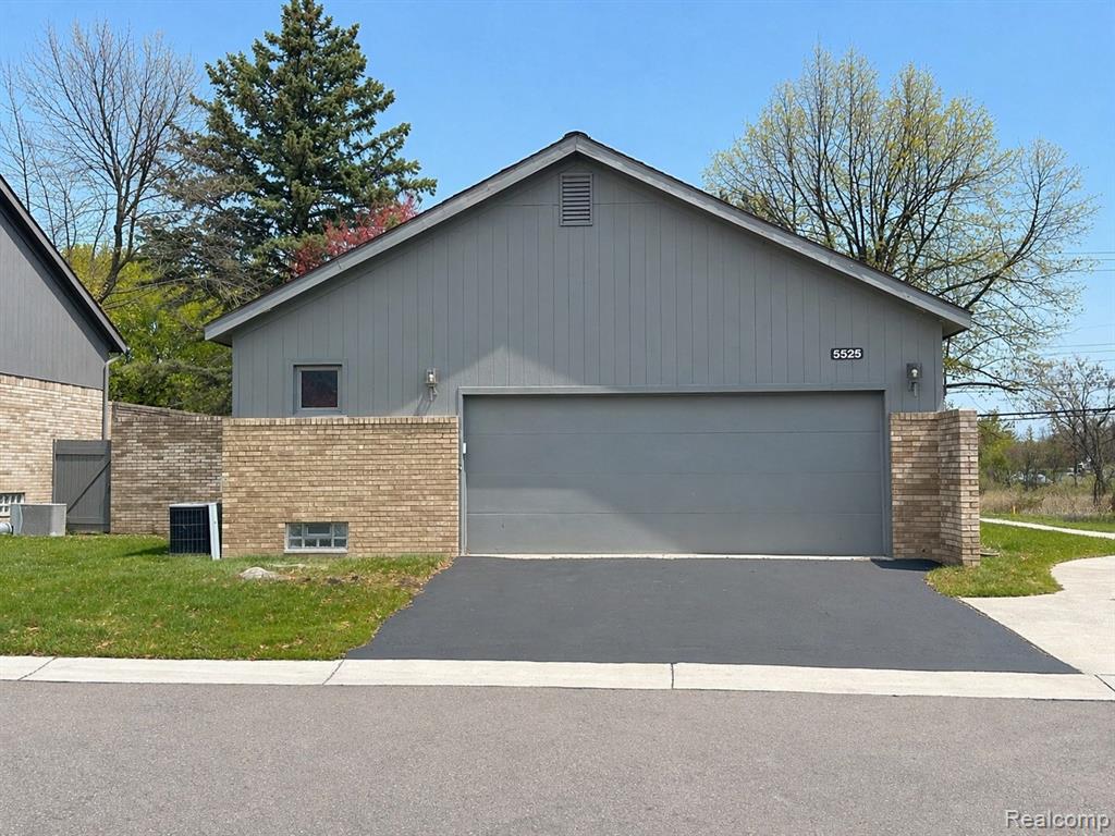 5525 Woodland Court, West Bloomfield, MI — Photo 3