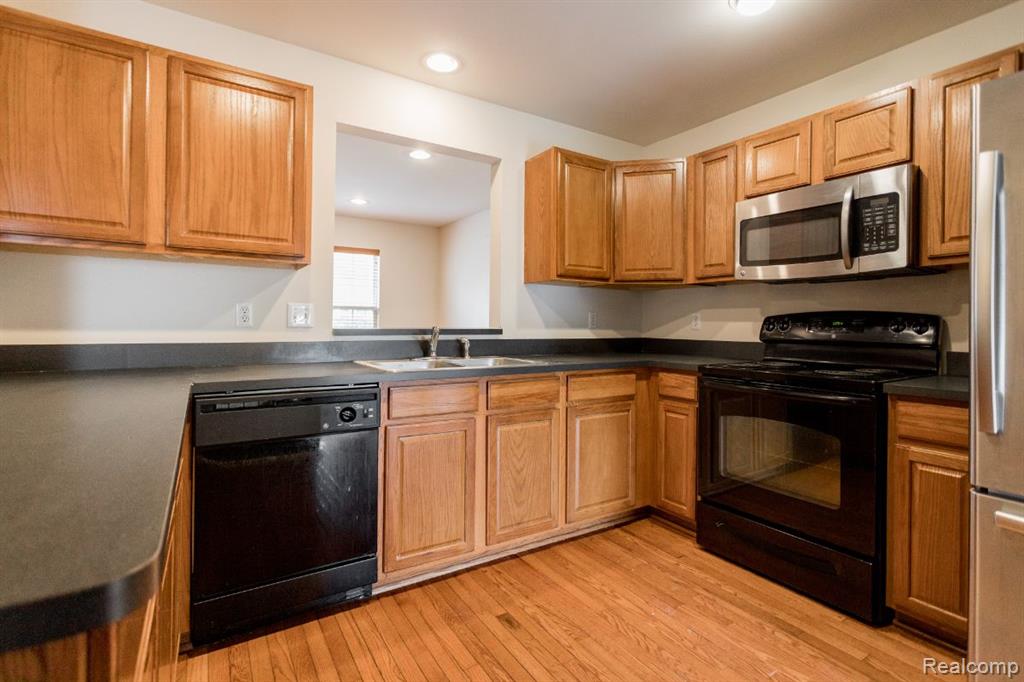 807 PALLISTER Street, Detroit, MI 48202 — Photo 6