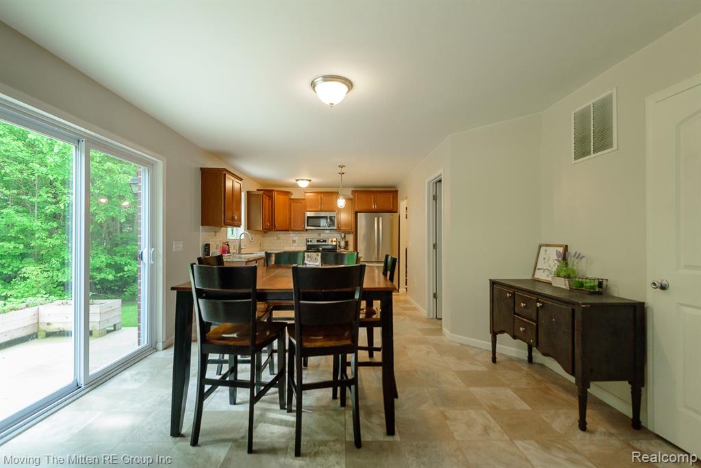 42880 Frederick Court, Belleville, MI 48111 — Photo 9