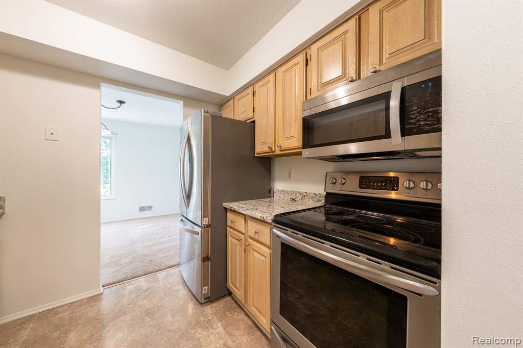 676 E FOX HILLS Drive, Bloomfield Hills, MI 48304 — Photo 9