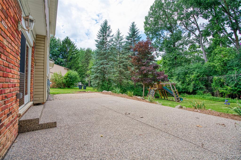 4276 Macqueen Drive, West Bloomfield, MI 48323 — Photo 40