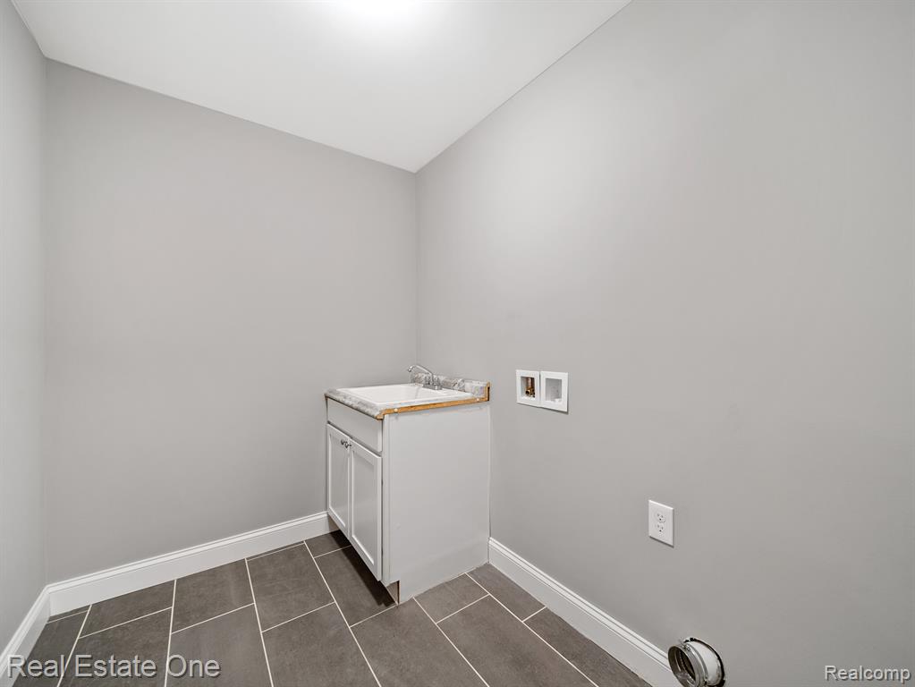 9687 SHELTERING OAKS Drive, Brighton, MI 48114 — Photo 17