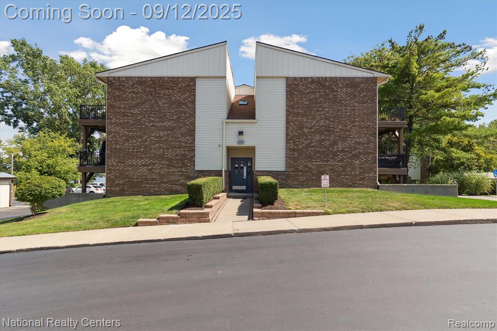 895 S Pontiac Trail, Walled Lake, MI 48390 — Photo 2