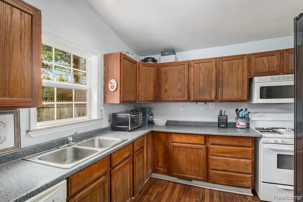 2305 Hester Court, Keego Harbor, MI 48320 — Photo 16