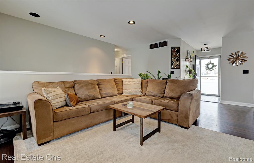 10147 Erie Street, Goodrich Vlg, MI — Photo 6
