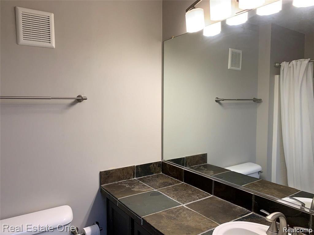 7211 Addington Drive, Commerce Twp, MI 48390 — Photo 7