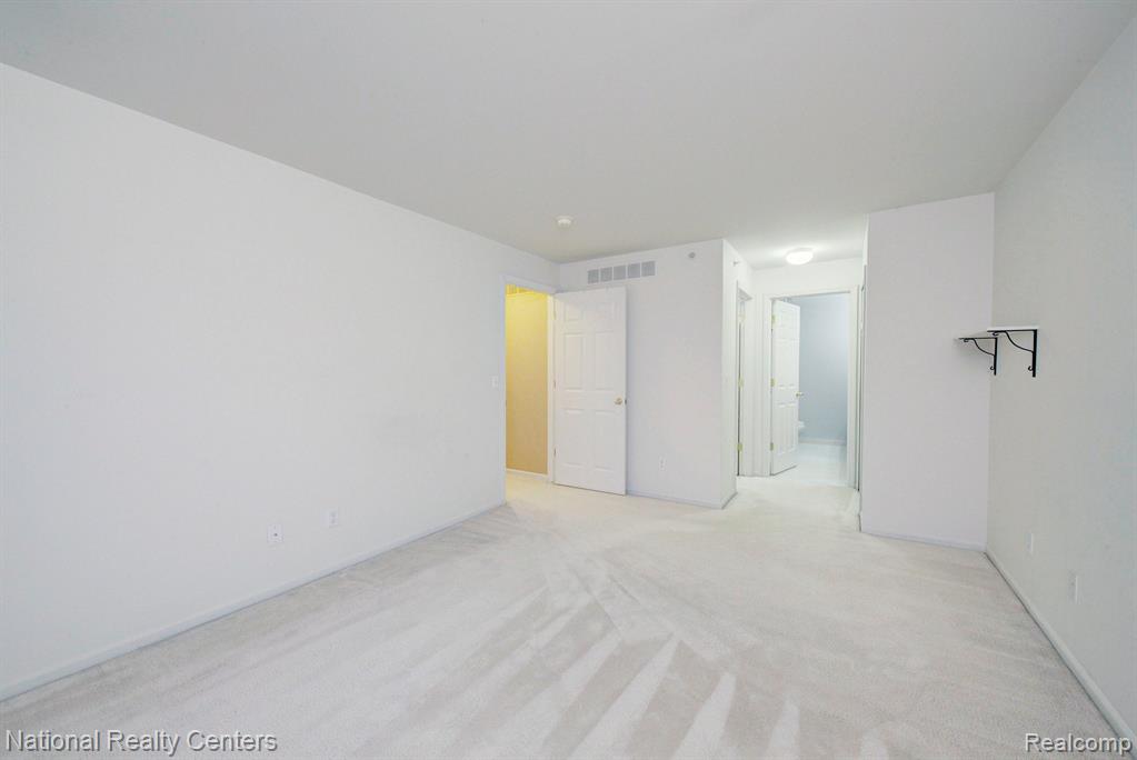 6104 JASMINE Drive, Walled Lake, MI 48390 — Photo 27
