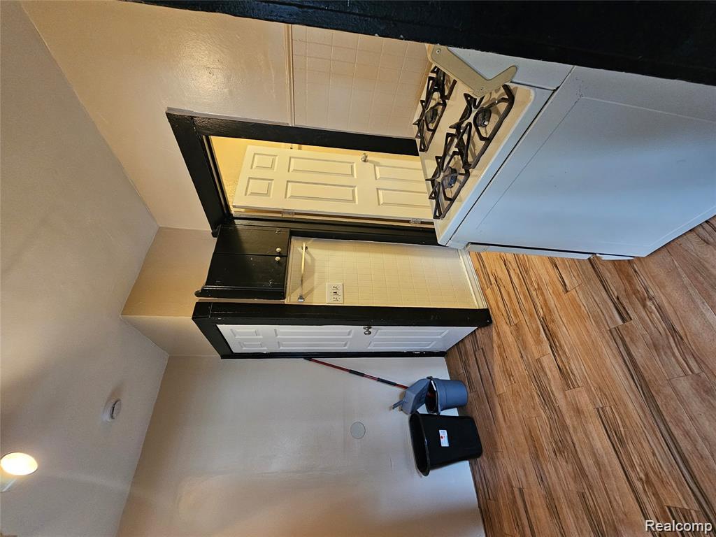 8033 JACKSON Avenue, Warren, MI 48089 — Photo 9