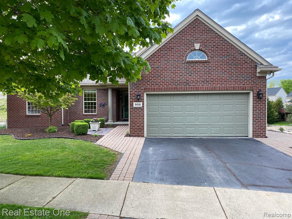 906 W PENINSULA, Oxford, MI 48371 — front exterior