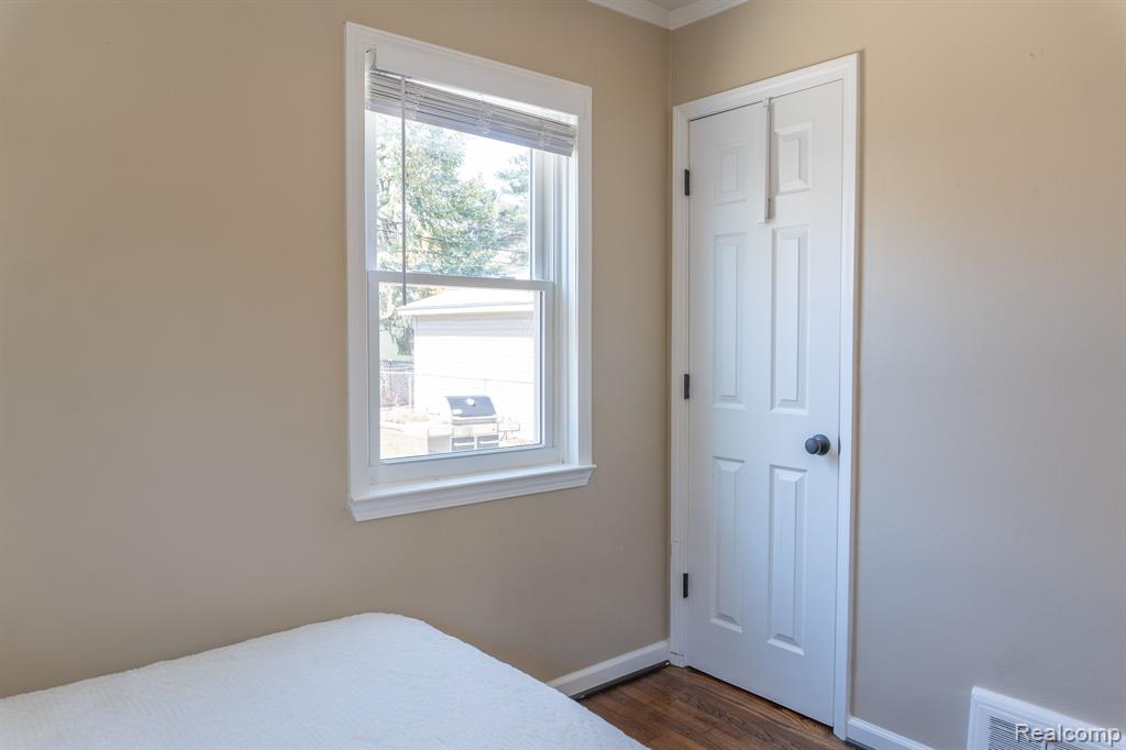 405 N MINERVA Avenue, Royal Oak, MI 48067 — Photo 14