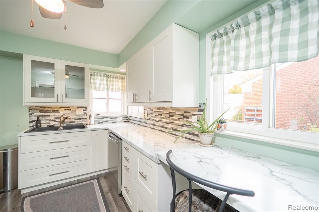 5247 Lyons Circle S, Warren, MI 48092 — Photo 17