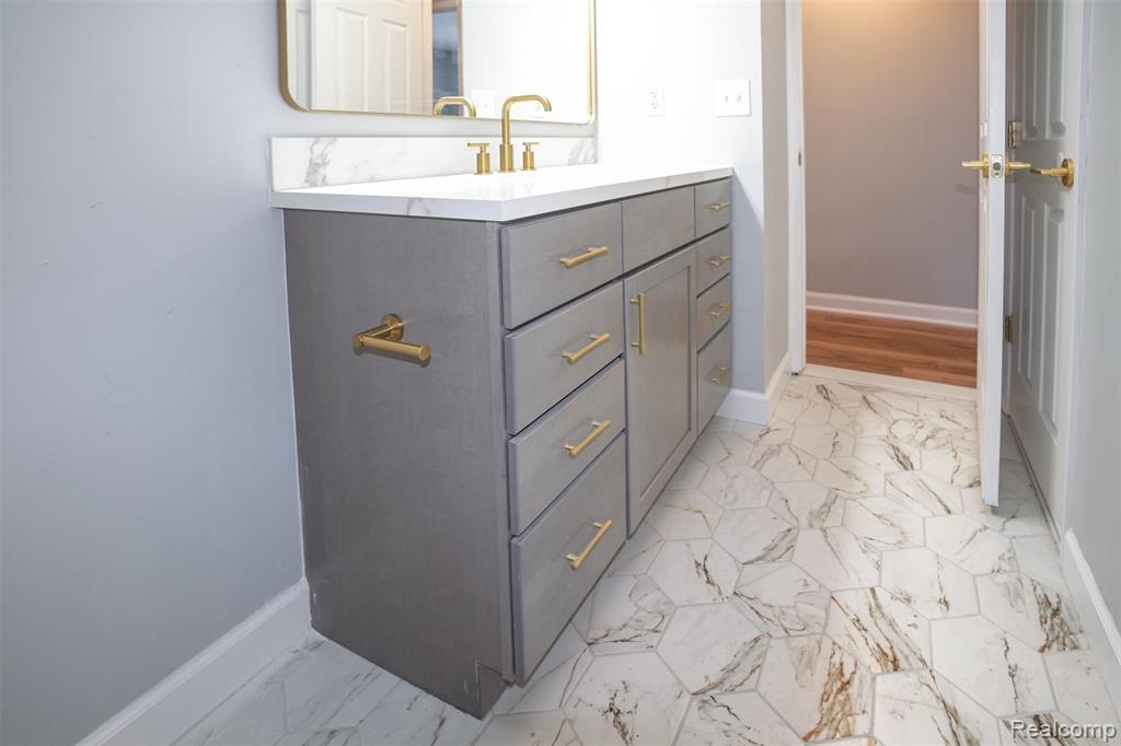 5783 Williamsburg Court, Waterford, MI 48327 — Photo 34