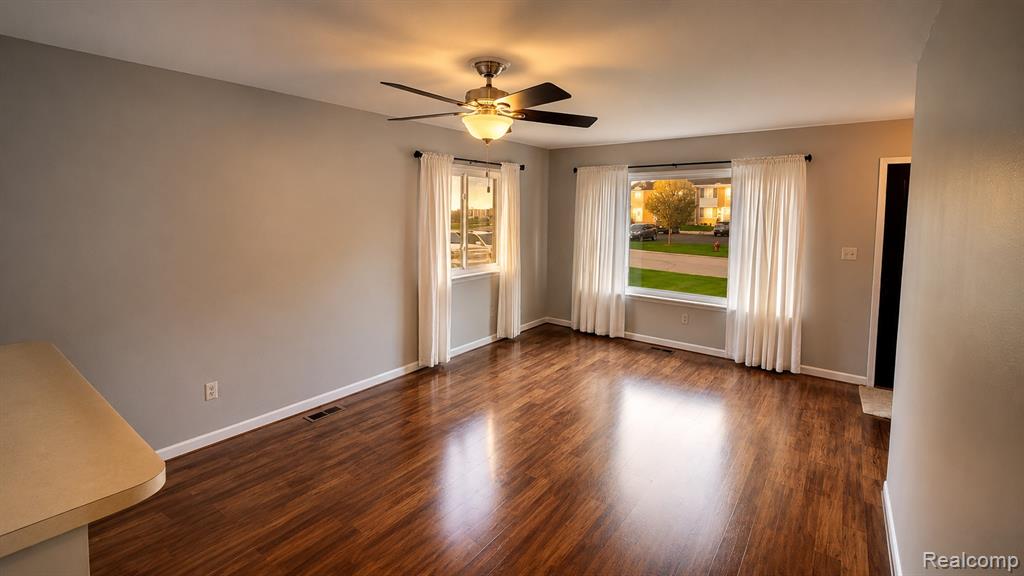 50126 Helfer, Wixom, MI 48393 — Photo 7