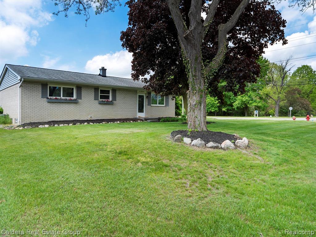 600 LOS ARBOLES Drive, Wolverine Lake, MI 48390 — Photo 3