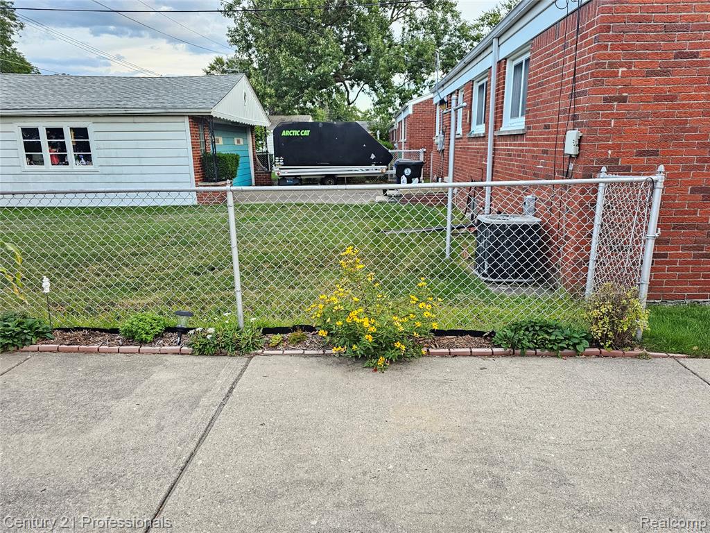 8876 Robindale, Redford, MI 48239 — Photo 35