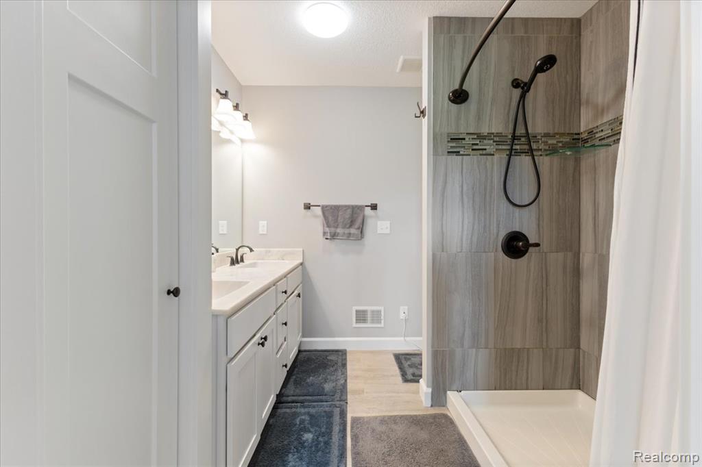 5606 Chatham Lane, Grand Blanc, MI 48439 — Photo 35