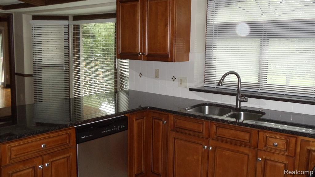 396 Shellbourne Drive, Rochester Hills, MI 48309 — Photo 4
