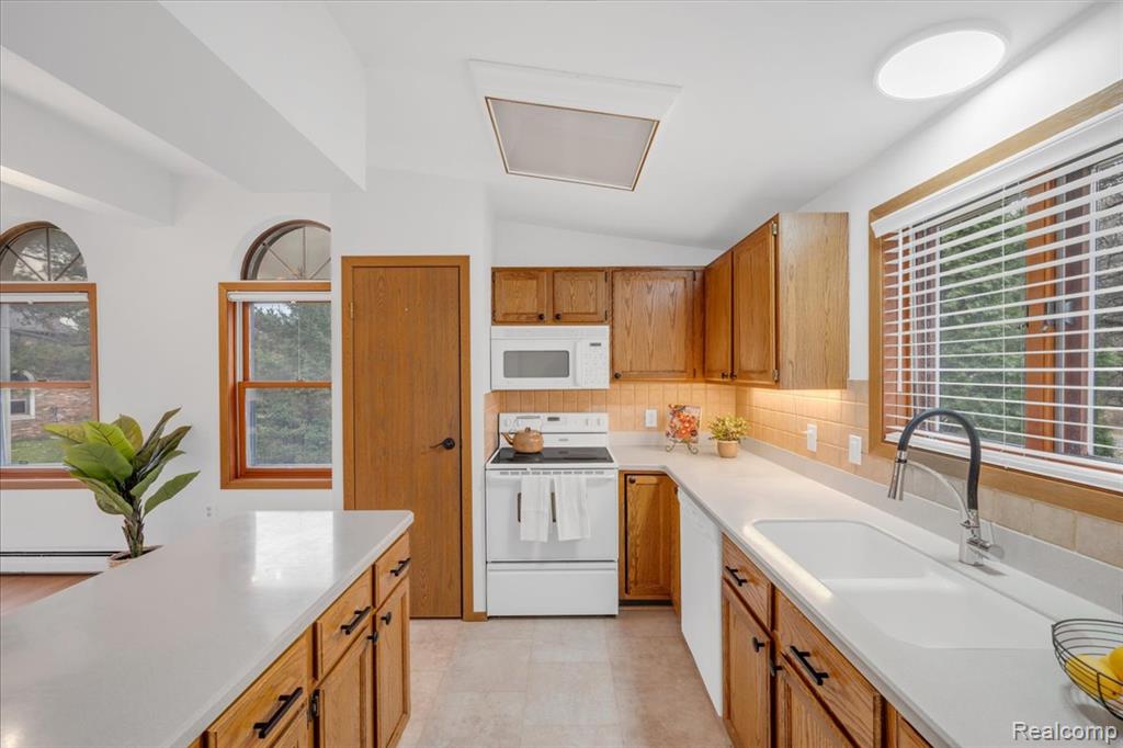 955 Woodlane Drive, 9, Rochester Hills, MI 48307 — Photo 13