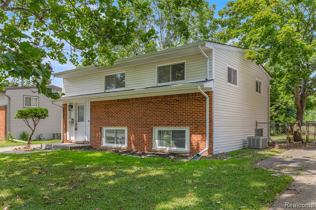 23566 Candace Drive, Rockwood, MI — Photo 2