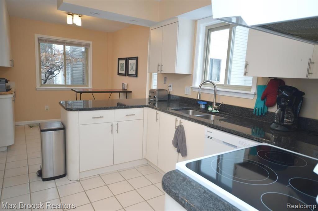 5305 FAIRWAY LN, West Bloomfield, MI 48323 — Photo 12