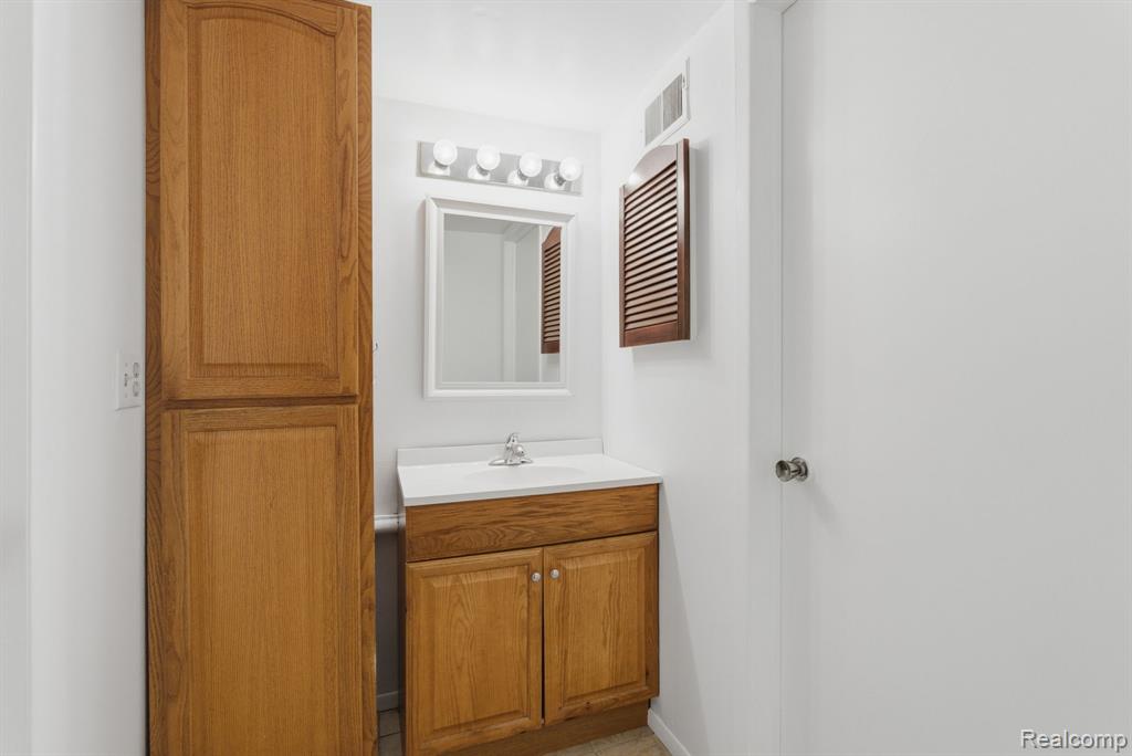 924 Chestnut Hill Drive, F, Auburn Hills, MI 48326 — Photo 11