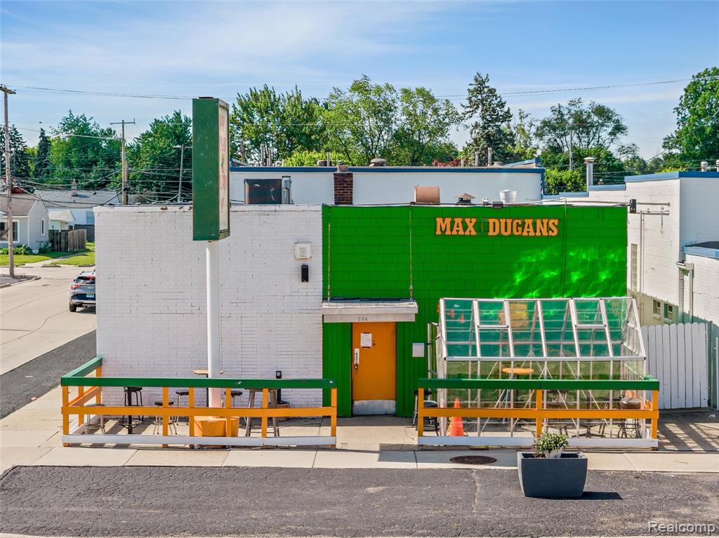 844 E 10 Mile Road, Hazel Park, MI 48030 — front exterior