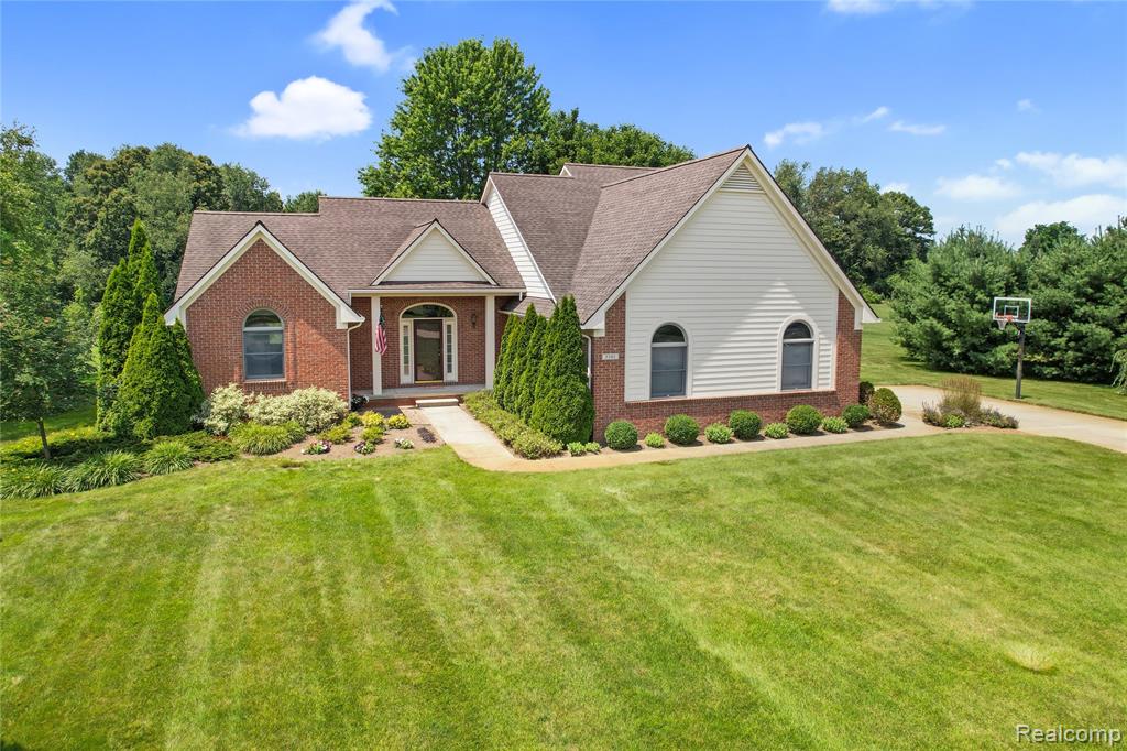 5501 Jeanne Marie Drive, White Lake, MI 48383 — front exterior