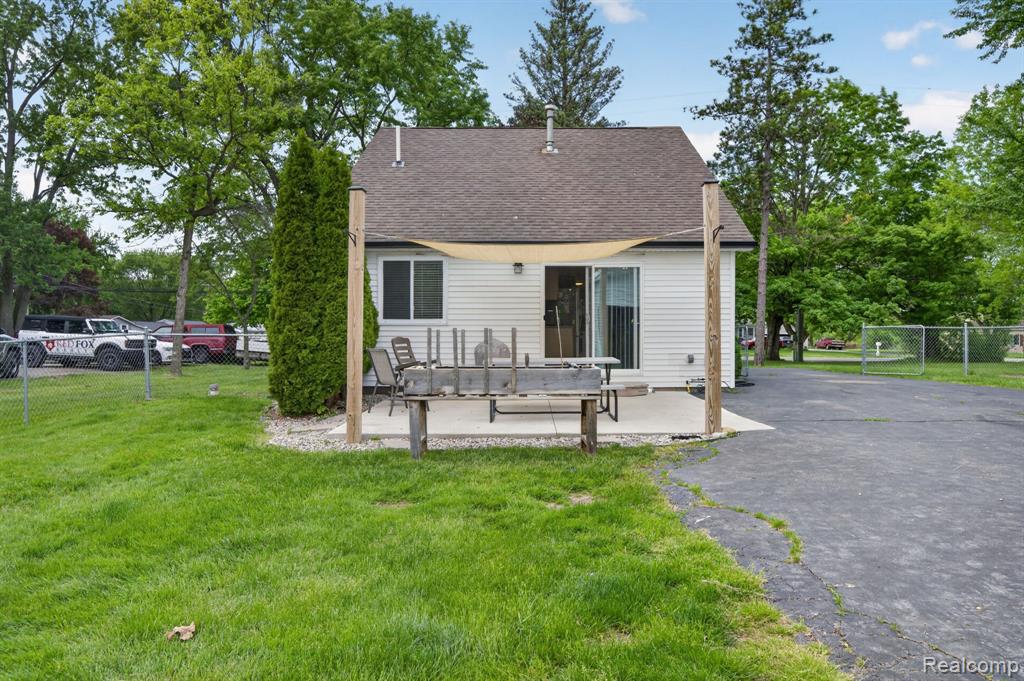 6354 Lapeer Road, Burton, MI 48509 — Photo 31
