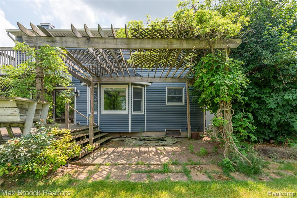 54320 BELCREST Drive, Milford, MI 48381 — Photo 45