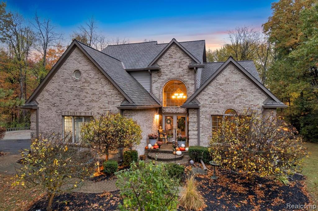 90 Creekwood Drive, Lake Orion, MI 48362