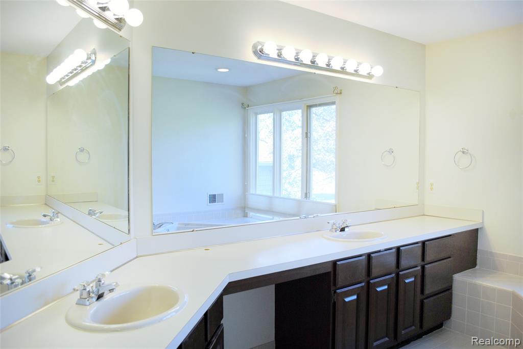 719 Upper Scotsborough Way, Bloomfield Hills, MI 48304 — Photo 13