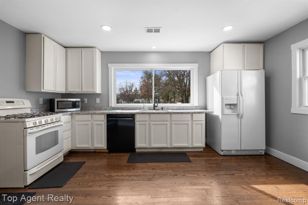 8608 Grace st Street, Shelby Twp, MI 48317 — Photo 5