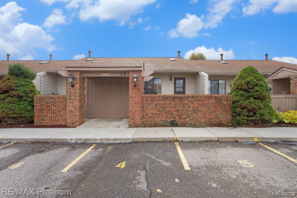 61961 Yorktown, 4, South Lyon, MI 48178 — Photo 2