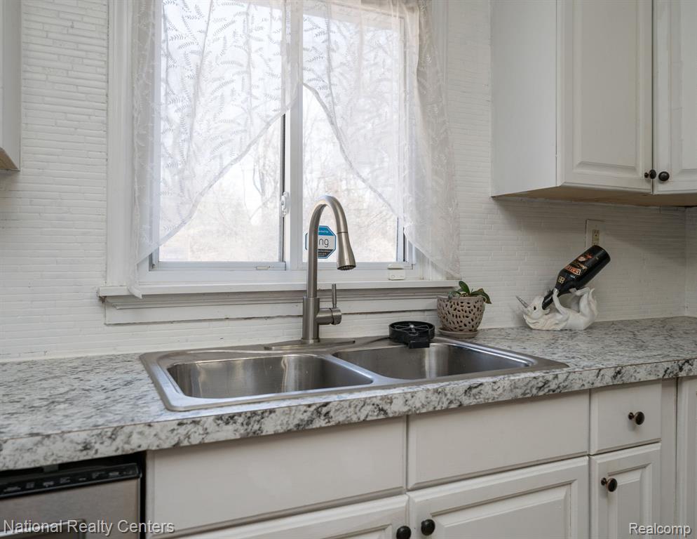 2654 Hatton Road, Auburn Hills, MI 48326 — Photo 14