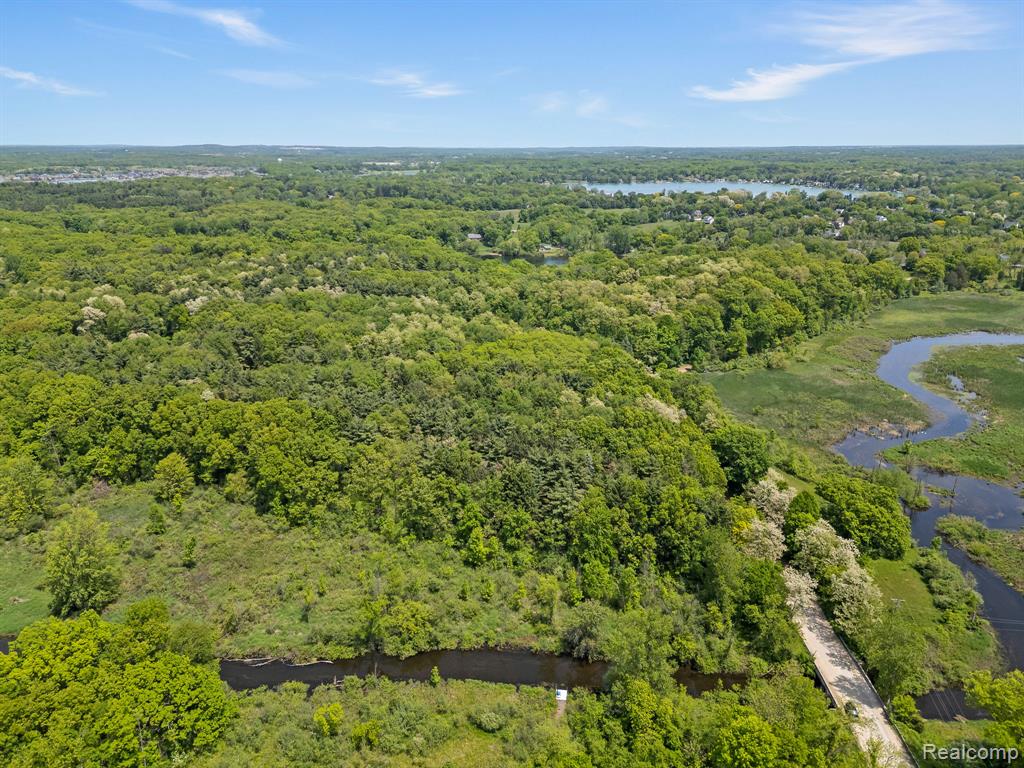 9970 S CROSS CREEK Drive W, South Lyon, MI 48178 — Photo 13