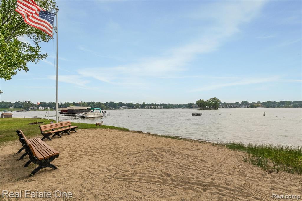 1045 Clara Street, Commerce Twp, MI 48390 — Photo 2