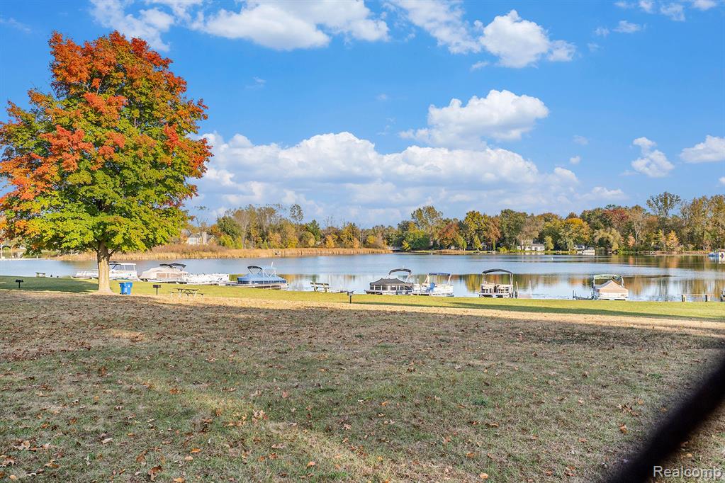 441 CLAYBURN Boulevard, Waterford, MI 48327 — Photo 22