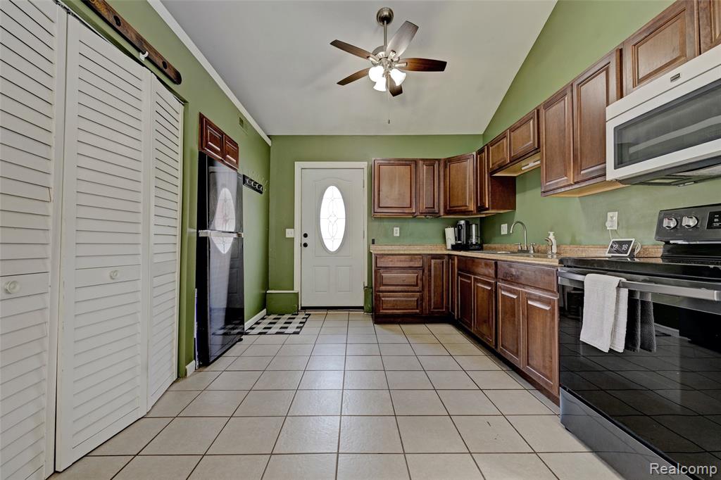 126 N North Shore Drive, Lake Orion, MI 48362 — Photo 9