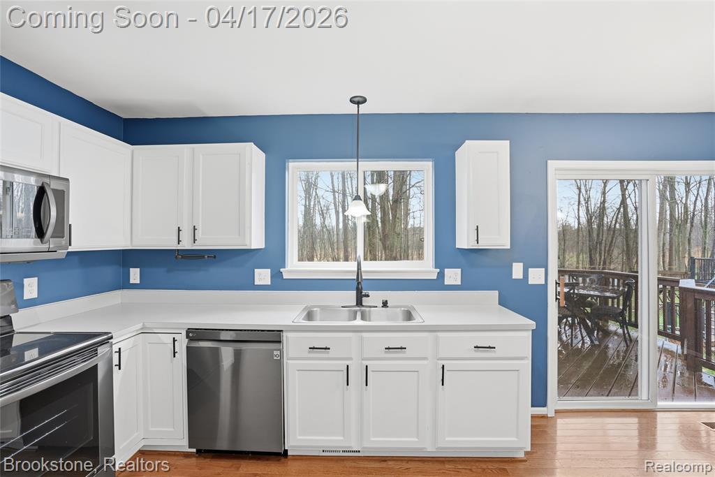 569 Cove View Drive, Waterford, MI 48327 — Photo 16