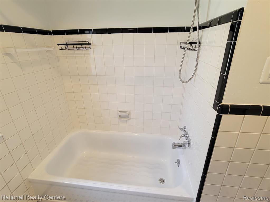 9968 Cavell Street, Livonia, MI 48150 — Photo 16